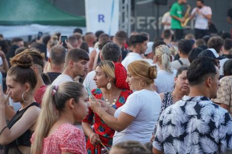 Sărbătoarea romilor, în Oradea: Maneliștii Florin Salam și Tzancă Uraganu au cântat în parcul Cetății. Au fost aduși cu mașini de lux, una condusă de Călin Raita (FOTO/VIDEO)