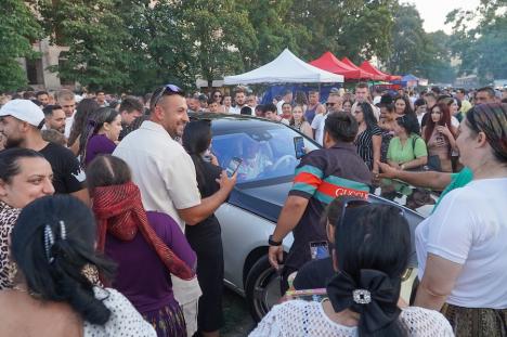 Sărbătoarea romilor, în Oradea: Maneliștii Florin Salam și Tzancă Uraganu au cântat în parcul Cetății. Au fost aduși cu mașini de lux, una condusă de Călin Raita (FOTO/VIDEO)