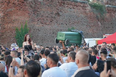 Sărbătoarea romilor, în Oradea: Maneliștii Florin Salam și Tzancă Uraganu au cântat în parcul Cetății. Au fost aduși cu mașini de lux, una condusă de Călin Raita (FOTO/VIDEO)