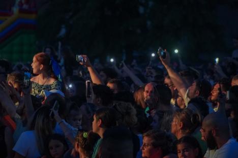 Sărbătoarea romilor, în Oradea: Maneliștii Florin Salam și Tzancă Uraganu au cântat în parcul Cetății. Au fost aduși cu mașini de lux, una condusă de Călin Raita (FOTO/VIDEO)