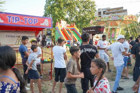 Sărbătoarea romilor, în Oradea: Maneliștii Florin Salam și Tzancă Uraganu au cântat în parcul Cetății. Au fost aduși cu mașini de lux, una condusă de Călin Raita (FOTO/VIDEO)