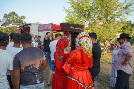 Sărbătoarea romilor, în Oradea: Maneliștii Florin Salam și Tzancă Uraganu au cântat în parcul Cetății. Au fost aduși cu mașini de lux, una condusă de Călin Raita (FOTO/VIDEO)