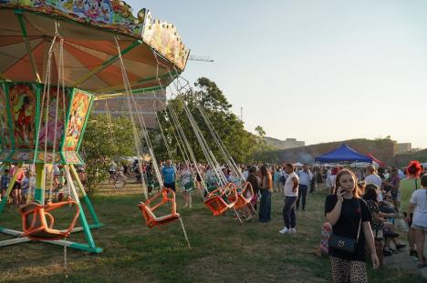 Sărbătoarea romilor, în Oradea: Maneliștii Florin Salam și Tzancă Uraganu au cântat în parcul Cetății. Au fost aduși cu mașini de lux, una condusă de Călin Raita (FOTO/VIDEO)