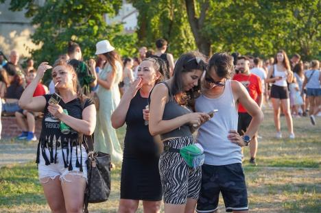 Sărbătoarea romilor, în Oradea: Maneliștii Florin Salam și Tzancă Uraganu au cântat în parcul Cetății. Au fost aduși cu mașini de lux, una condusă de Călin Raita (FOTO/VIDEO)