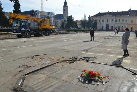 Recviem pentru Piaţa Unirii: Florarii de lângă Primărie au lăsat flori şi lumânări în locul buticului (FOTO)