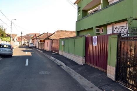 Ne enervează: trotuarul îngust şi în pantă din strada Fluturilor (FOTO)