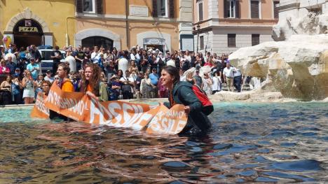 „Ţara noastră este pe moarte”: Activişti de mediu au înnegrit Fontana di Trevi (FOTO/VIDEO)