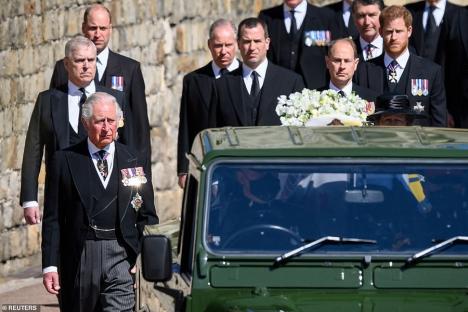 Funeraliile prințului Philip: Familia regală și-a luat adio de la „prințul viking”. Imagini impresionante cu regina singură în strana din capelă (FOTO)