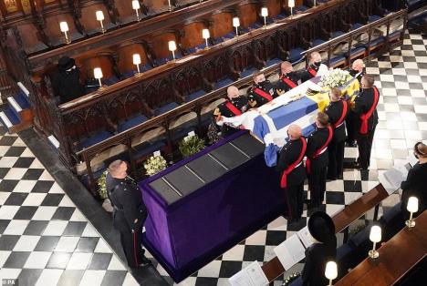 Funeraliile prințului Philip: Familia regală și-a luat adio de la „prințul viking”. Imagini impresionante cu regina singură în strana din capelă (FOTO)