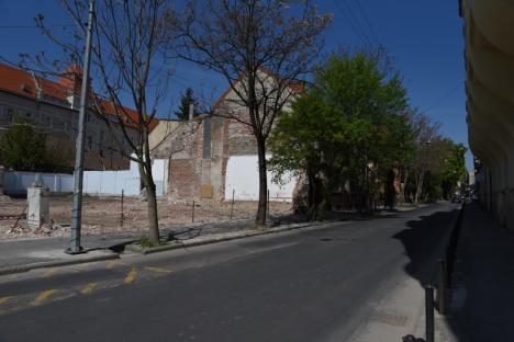 Primăria Oradea a băgat buldozerul în fostul sediu PDL din Parcul Traian pentru a face loc unei clădiri de birouri (FOTO)