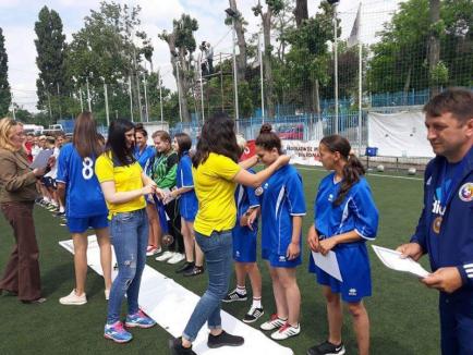 Echipa de fotbal feminin a Colegiului Tehnic 'Alexandru Roman' din Aleşd a cucerit medaliile de bronz la Olimpiada Sportului Şcolar (FOTO)