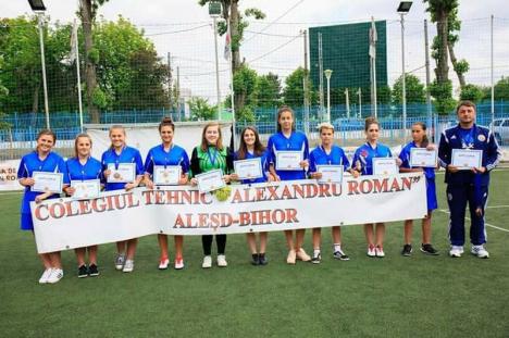 Echipa de fotbal feminin a Colegiului Tehnic 'Alexandru Roman' din Aleşd a cucerit medaliile de bronz la Olimpiada Sportului Şcolar (FOTO)