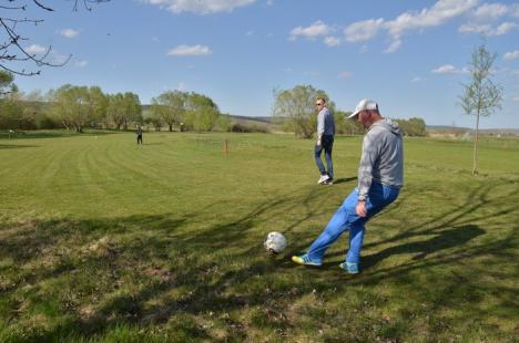 Golf cu piciorul: O mână de pasionaţi din Bihor pun bazele primului club de fotbal-golf din ţară, la Kings Land Ineu (FOTO)