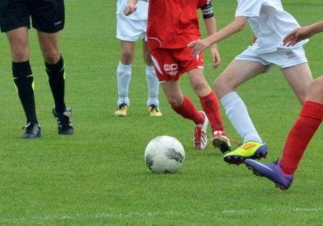 Premieră urâtă la un meci de fotbal pentru copii, în Bihor: Un jucător a lovit cu piciorul o tânără arbitră, fiind suspendat 16 etape!