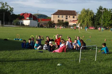 De 1 iunie zeci de copii s-au jucat fotbal în Tileagd 