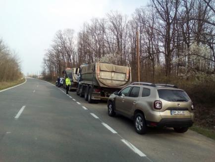 Controale în traficul din Bihor, pentru calitatea şoselelor. Tone de pietriş şi lemne, surplus la încărcare, donate unor localnici (FOTO)