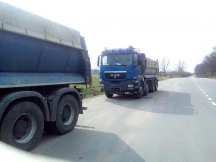 Controale în traficul din Bihor, pentru calitatea şoselelor. Tone de pietriş şi lemne, surplus la încărcare, donate unor localnici (FOTO)