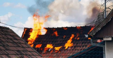 Incendiu violent la o gospodărie de pe strada Matei Corvin din Oradea