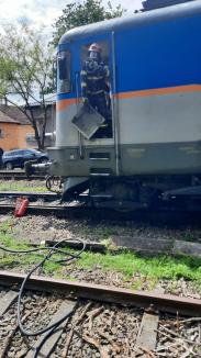 Pericol lângă Gara Oradea: Locomotiva unui tren cu 22 de vagoane încărcate cu motorină a luat foc! (FOTO/VIDEO)