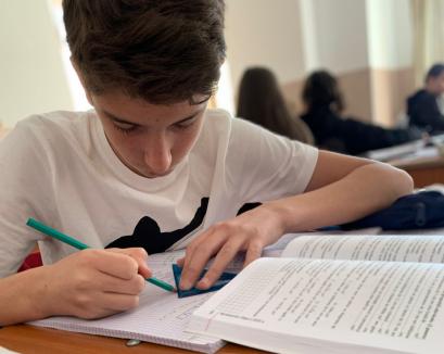 Meditații online la matematică: Cum îi ajută profesorii unui colegiu din Oradea pe elevii de clasa a VIII-a