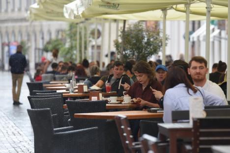 Fără număr maxim de persoane la aceeaşi masă, pe terase. Noile reglementări anti-Covid din România (VIDEO)