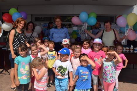 Sute de copii au sărbătorit 1 Iunie alături de poliţişti (FOTO)