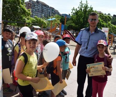 Sute de copii au sărbătorit 1 Iunie alături de poliţişti (FOTO)