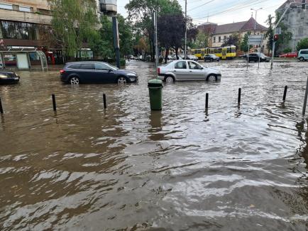 Oradea sub ape: O mulţime de străzi au fost inundate de ploaia puternică (FOTO/VIDEO)