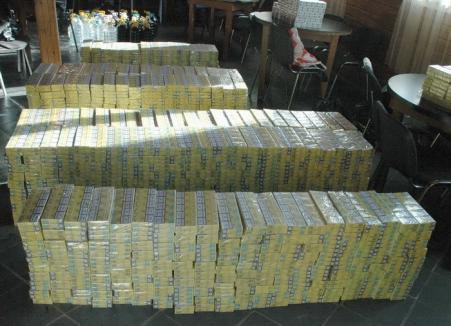 Doi comercianţi de băuturi contrafăcute şi ţigări de contrabandă au fost trimişi în faţa procurorilor: 5500 de pachete de ţigări şi 400 litri de alcool au fost confiscate