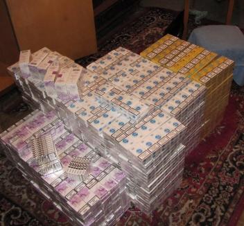 Doi comercianţi de băuturi contrafăcute şi ţigări de contrabandă au fost trimişi în faţa procurorilor: 5500 de pachete de ţigări şi 400 litri de alcool au fost confiscate