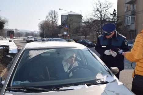 Operaţiunea „Mărţişorul”:  De 1 Martie, poliţiştii au împărţit mărţişoare cu mesaje preventive realizate de copii (FOTO)