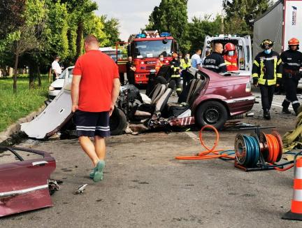 Accident pe Calea Matei Corvin: Șofer încarcerat, după impactul dintre un BMW și un TIR. Trafic blocat (FOTO)