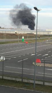 Incendiu de proporţii în Oradea, la o firmă din Parcul Industrial (FOTO / VIDEO)