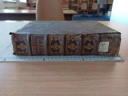 Cărți rare și vechi de sute de ani, expuse pentru doar două ore la Biblioteca Județeană „Gheorghe Șincai” din Oradea