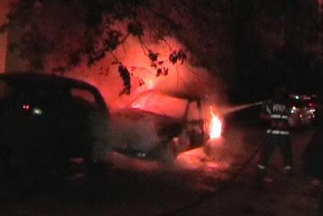 Două maşini distruse de flăcări, pe strada Oneştilor (VIDEO)