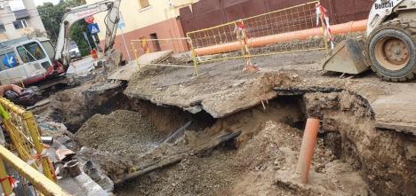 Ratare la canalizare: Au abandonat lucrările la canalizarea din centrul Oradiei, lăsându-i pe oameni cu mizeria în case (FOTO)