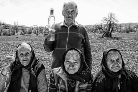 Vernisajul 'Fotografia – document etnografic': Cum arată lumea satului românesc, inclusiv în Bihor, în 100 de fotografii