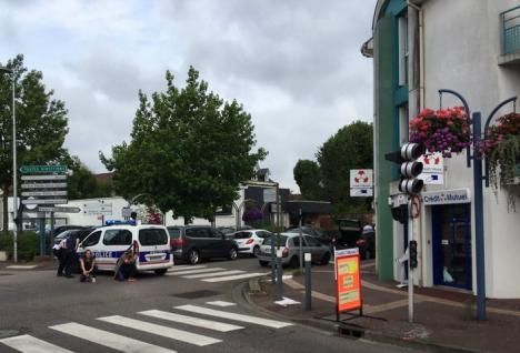 Atac terorist într-o biserică din Franţa: Doi soldaţi jihadişti l-au omorât pe preot