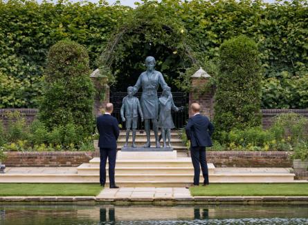 Prinţii William şi Harry au dezvelit o statuie a mamei lor, prinţesa Diana, în ziua în care ar fi împlinit 60 de ani (FOTO / VIDEO)