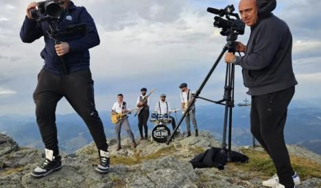 Frații Jdieri la înălțime: Trupa orădeană de rock a lansat videoclipul piesei „Nemuritor”. Vezi cum arată! (FOTO/VIDEO)