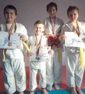 Judo din tată-n fiu: Două generaţii de sportivi s-au întors cu medalii de la Timişoara