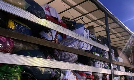Încă 15 tone de deşeuri - haine second hand, oprite să intre în ţară prin Borş II (FOTO)