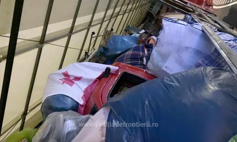 Încă 15 tone de deşeuri - haine second hand, oprite să intre în ţară prin Borş II (FOTO)