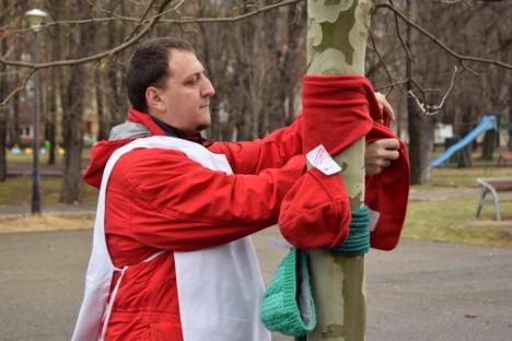 'Cu mult drag, pentru cine are nevoie…' Voluntarii Caritas Catolica au lăsat fulare şi mănuşi pe copacii din Parcul Brătianu (FOTO)