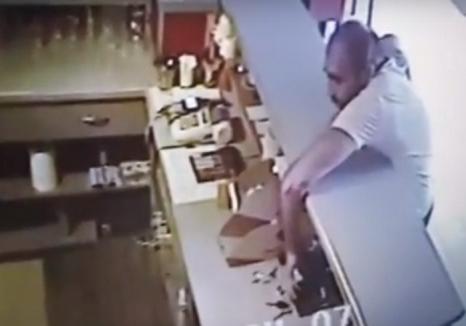 Doi hoţi au fost filmaţi în timp ce furau portofelul dintr-un local din Aleşd. Dacă îi recunoaşteţi, sunaţi la Poliţie (VIDEO)