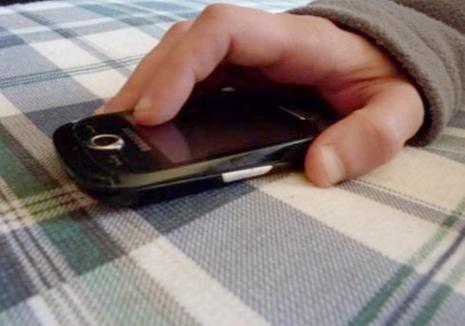 Hoţi la colindat: Doi adolescenţi din Bihor s-au ales cu dosare penale după ce au furat un telefon mobil