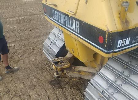 Ce se mai fură duminica? Dintr-un buldozer care lucra într-o comună din Bihor s-a „evaporat” motorina