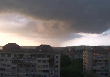 Cod galben de furtuni în Bihor: Meteorologii anunță instabilitate atmosferică temporar accentuată