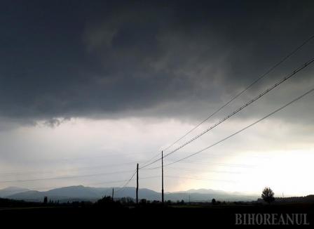 Cod roșu de furtuni în mai multe localități din Bihor. Populația, avertizată prin Ro-Alert