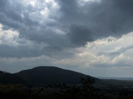 Furtuni peste Bihor: Avertizări meteo, valabile până vineri seara